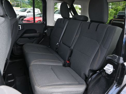 Used 2025 Jeep Wrangler Unlimited Sahara AWD/4WD image 31
