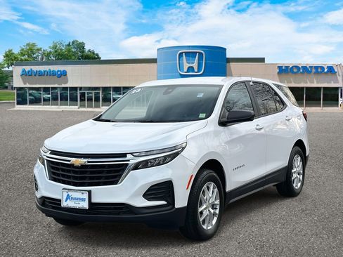 Used 2023 Chevrolet Equinox LS w/ LS Convenience Package image 2