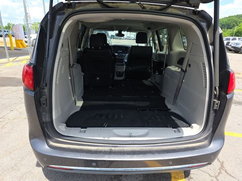 Used 2017 Chrysler Pacifica Touring-L FWD image 13