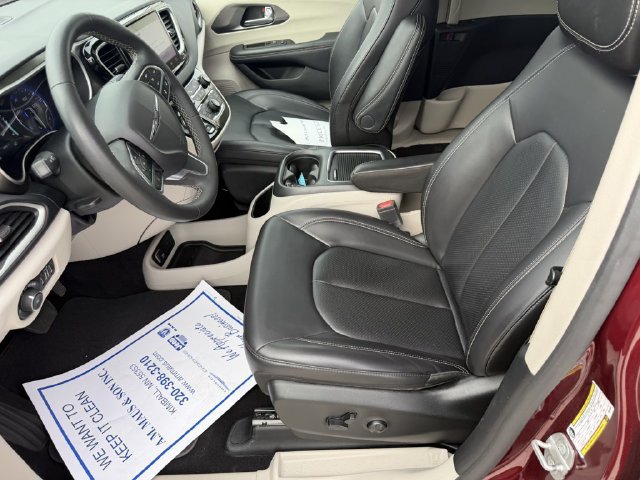 Used 2023 Chrysler Pacifica Touring-L FWD image 12