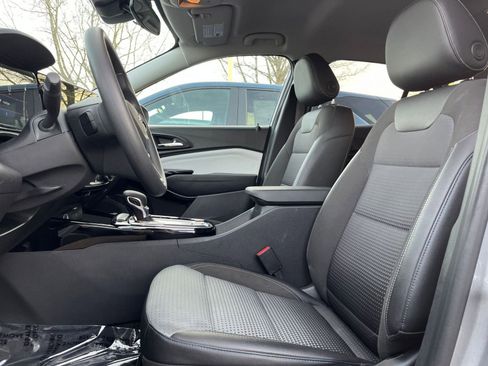 Used 2025 Chevrolet Trax LT image 24