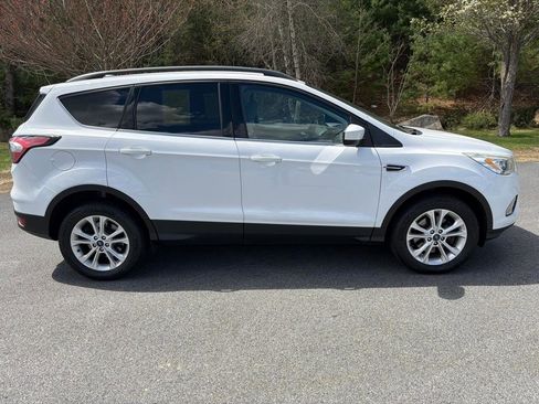 Used 2017 Ford Escape SE w/ Equipment Group 201A AWD/4WD image 4