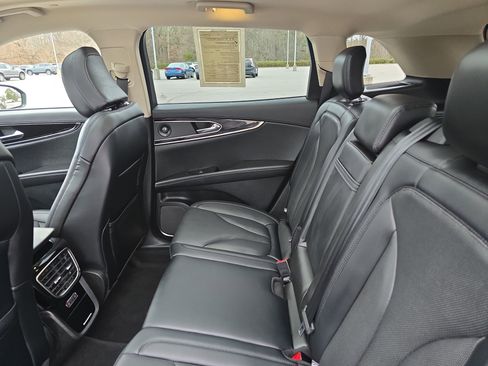 Used 2022 Lincoln Nautilus Reserve w/ Equipment Group 201A image 13