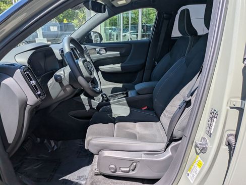 Used 2023 Jeep Grand Cherokee Altitude AWD/4WD image 24