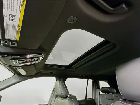 New 2025 Jeep Grand Cherokee Altitude image 14