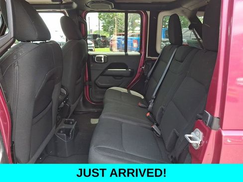Used 2022 Jeep Wrangler Unlimited Sahara AWD/4WD image 9