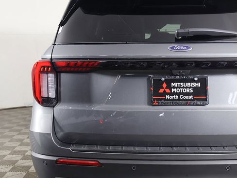 Used 2025 Ford Explorer ST-Line w/ ST-Line Street Pack image 16