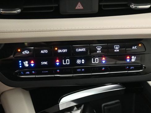 Used 2023 Buick Envision Avenir AWD/4WD image 18