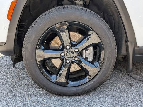 Used 2025 Jeep Grand Cherokee L Limited w/ Luxury Tech Group II image 32