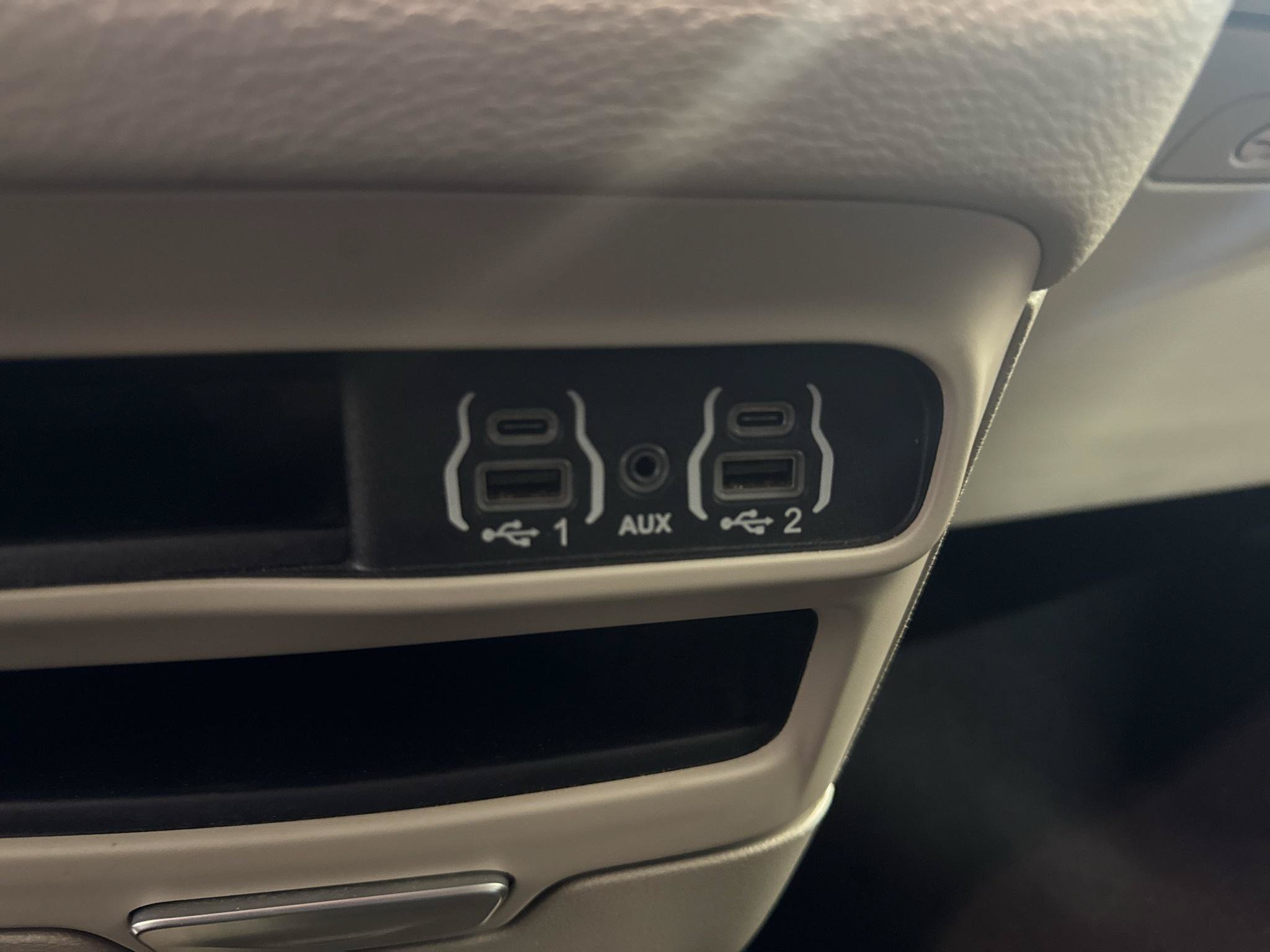 Used 2024 Chrysler Pacifica Limited FWD image 12