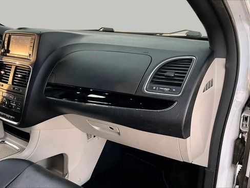 Used 2019 Dodge Grand Caravan SXT w/ Driver Convenience Group FWD image 19
