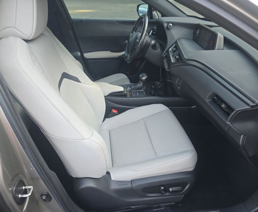 Used 2022 Lexus UX 200 w/ Premium Package FWD image 8