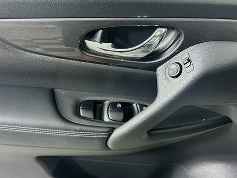 Used 2017 Nissan Rogue SV image 15