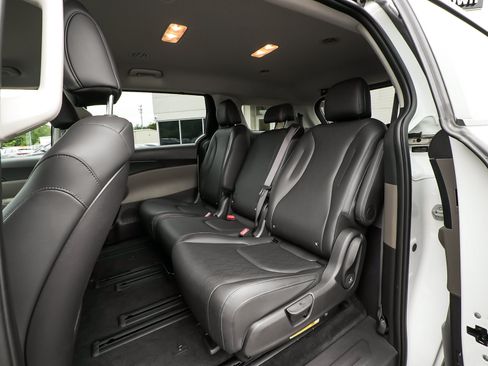Used 2026 Kia Carnival LXS FWD image 37