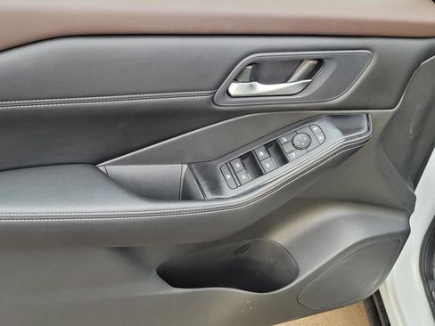 Used 2023 Nissan Rogue SV w/ SV Premium B Package image 4