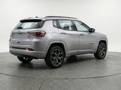 Used 2025 Jeep Compass Limited AWD/4WD image 9