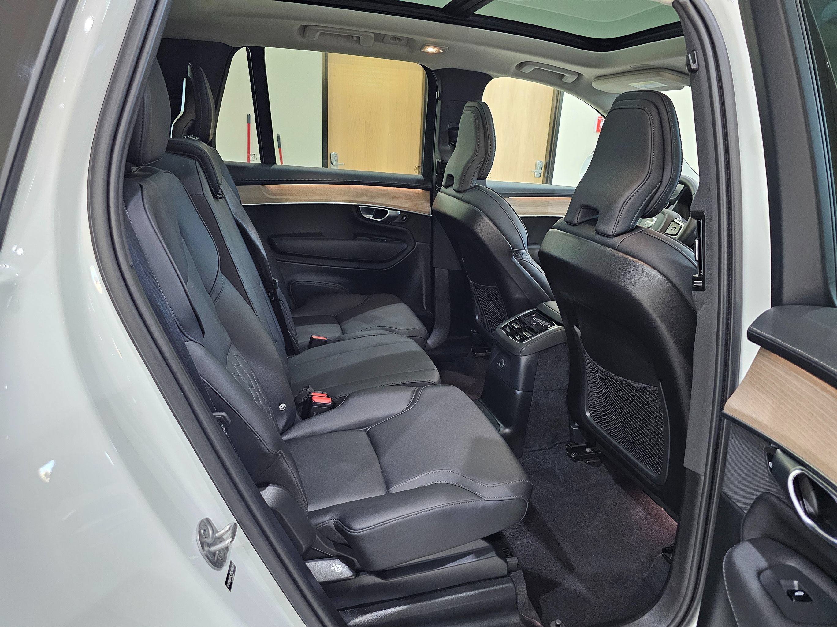 Used 2025 Volvo XC90 T8 Core w/ Climate Package AWD/4WD image 35