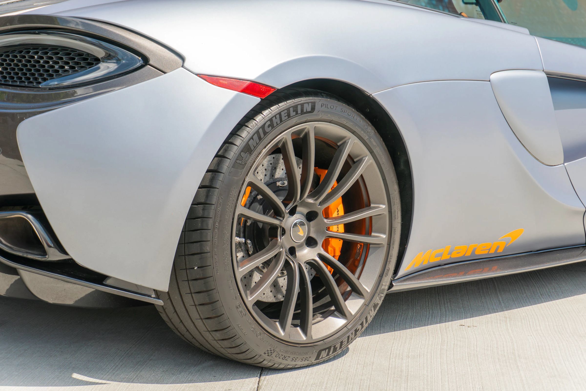Used 2017 McLaren 570S Coupe RWD image 40