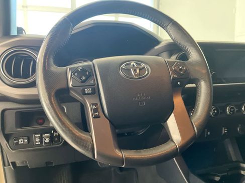 Used 2017 Toyota Tacoma TRD Sport w/ Tow Package (A/T) image 14