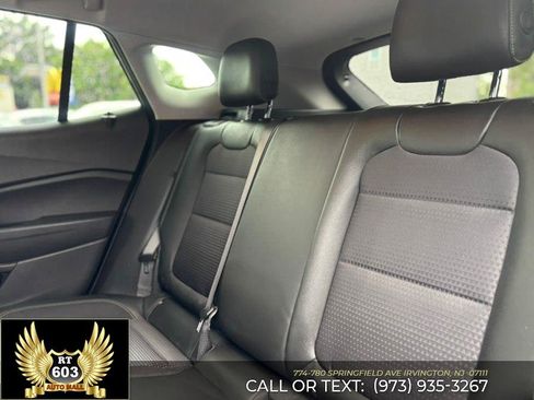 Used 2025 Chevrolet Trax LT FWD image 11