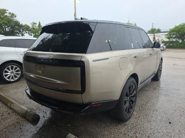 Used 2025 Land Rover Range Rover SE AWD/4WD image 3