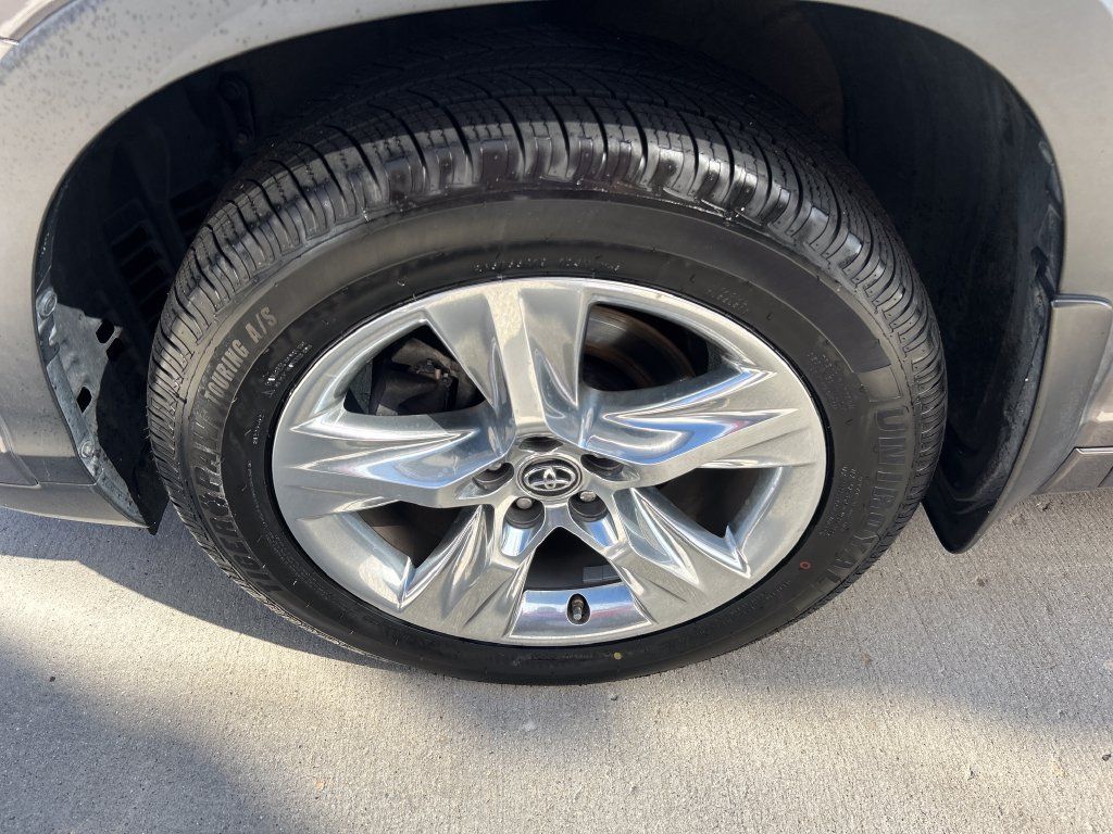 Certified 2019 Toyota Highlander Limited AWD/4WD image 16