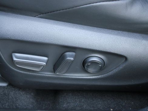 Used 2023 Toyota Venza XLE image 32