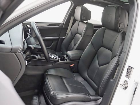 Used 2023 Porsche Macan Turbo image 25