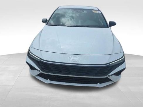 Used 2025 Hyundai Elantra Sport FWD image 2