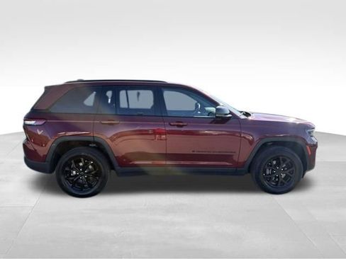 Used 2025 Jeep Grand Cherokee Altitude AWD/4WD image 9