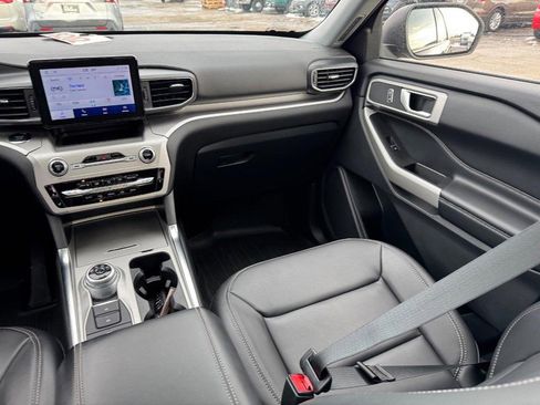 Used 2022 Ford Explorer XLT w/ Equipment Group 202A image 17