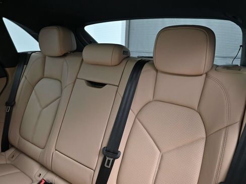 Certified 2026 Porsche Macan AWD/4WD image 6
