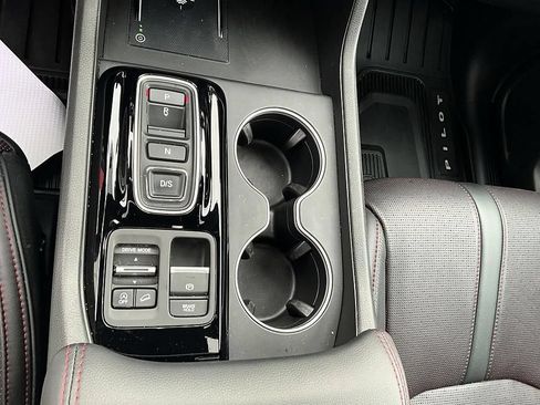 Used 2025 Honda Pilot Black Edition image 27