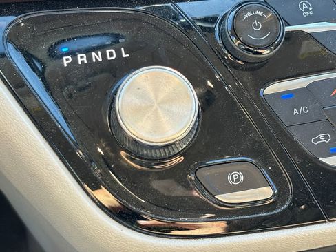 Used 2018 Chrysler Pacifica Touring-L FWD image 21
