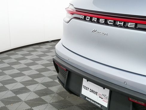 Certified 2025 Porsche Macan image 38