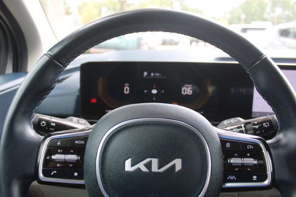 Certified 2025 Kia Carnival EX FWD image 32