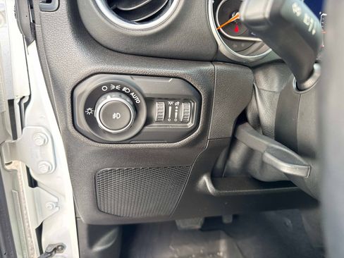 Used 2019 Jeep Wrangler Unlimited Sahara image 31