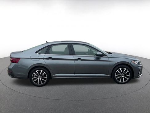 Used 2025 Volkswagen Jetta SE image 16