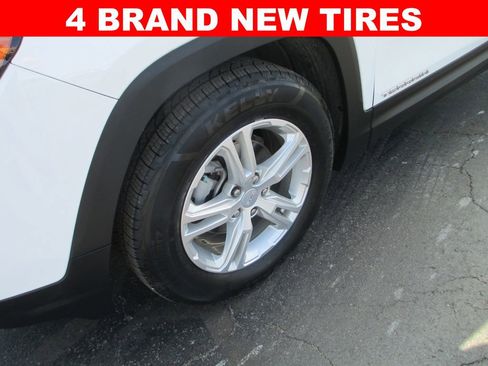 Used 2022 GMC Terrain SLE w/ Driver Convenience Package FWD image 3
