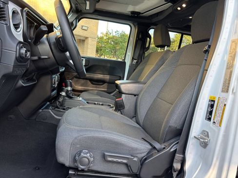 Used 2025 Jeep Wrangler Unlimited Sahara AWD/4WD image 22