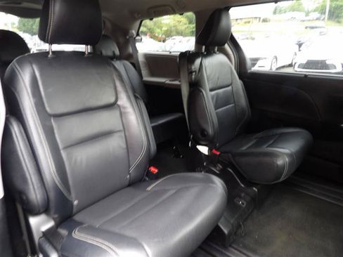 Used 2019 Toyota Sienna SE Premium FWD image 15
