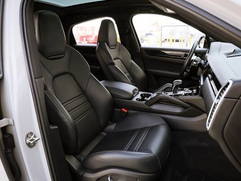 Used 2021 Porsche Cayenne Coupe image 23