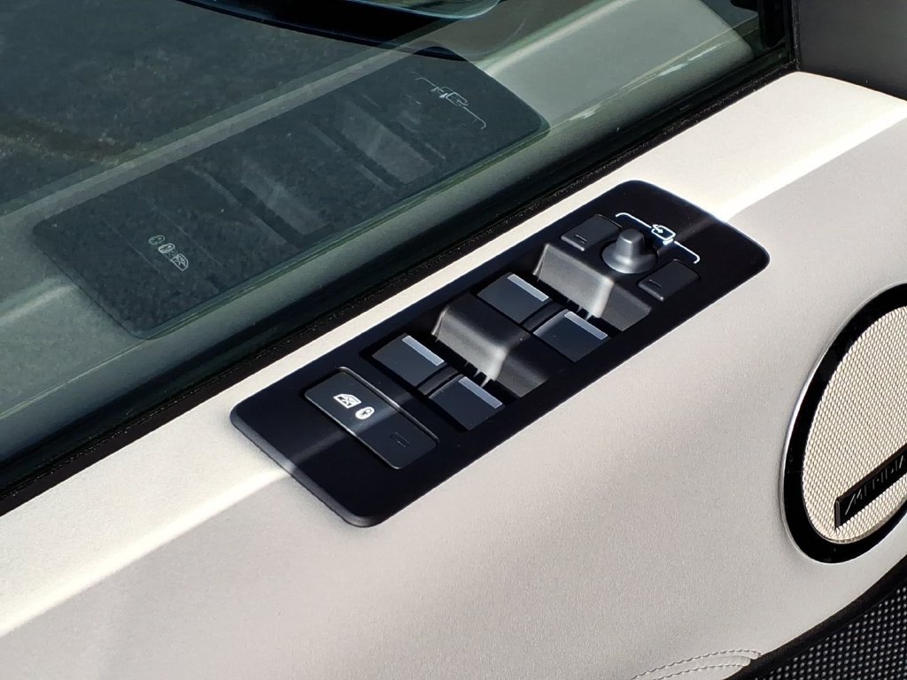 Certified 2025 Land Rover Discovery S AWD/4WD image 11