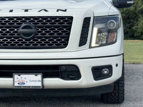 Used 2019 Nissan Titan SV w/ SV Convenience Package AWD/4WD image 9