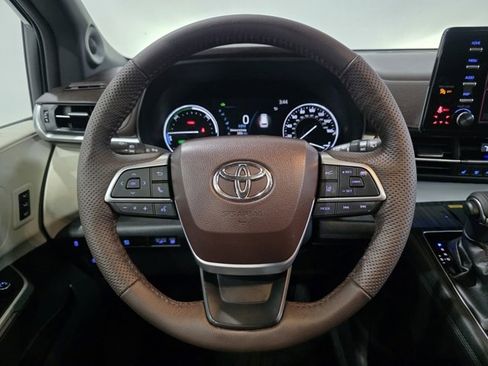 Used 2023 Toyota Sienna Platinum image 17