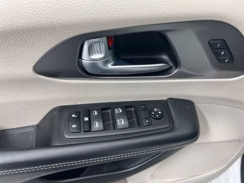 Used 2023 Chrysler Pacifica Touring-L FWD image 15