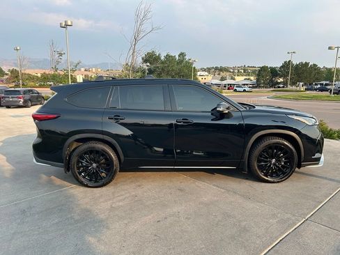 Used 2023 Toyota Highlander XSE FWD image 9