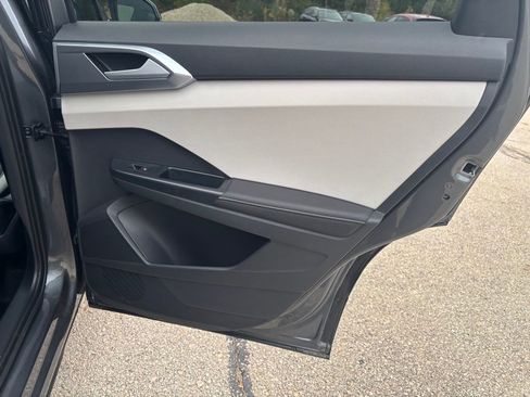 Certified 2025 Volkswagen Taos SE image 17