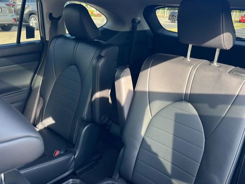 Certified 2024 Toyota Highlander XLE image 30