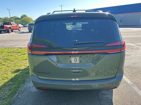 Used 2022 Chrysler Pacifica Touring-L w/ S Appearance Package FWD image 19